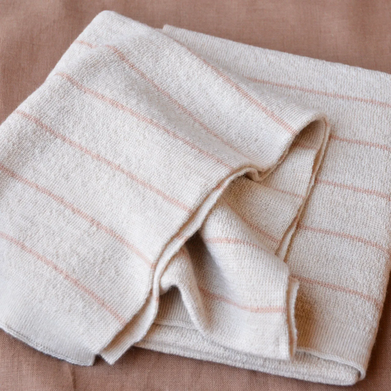 Hvid Harry Baby Blanket - 100% Merino Wool - Cream & Apricot Stripe (75x90cm)